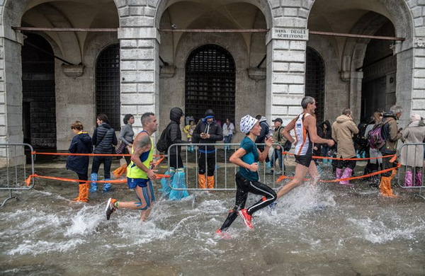 Na Beneškem maratonu so maratonci tekli v neverjetnih pogojih