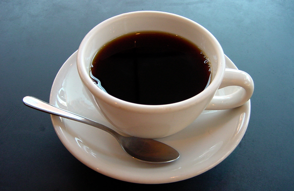 Je lahko uživanje kofeina pred in med vadbo nevarno?